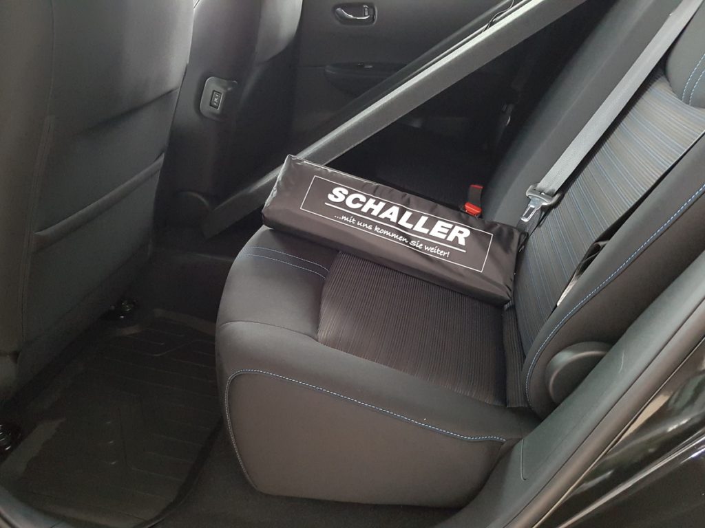 Sitzbank hinten mit Kofferraum-Abdeckung, weil wegen Reifen kein Platz dafür :)