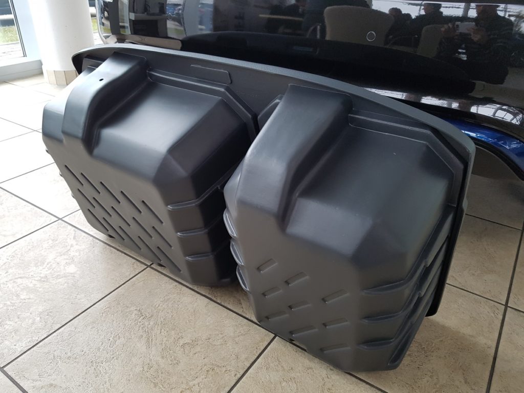 Kofferraumschale von unten - keine Löcher für Schrauben, also wirklich nur reingelegt