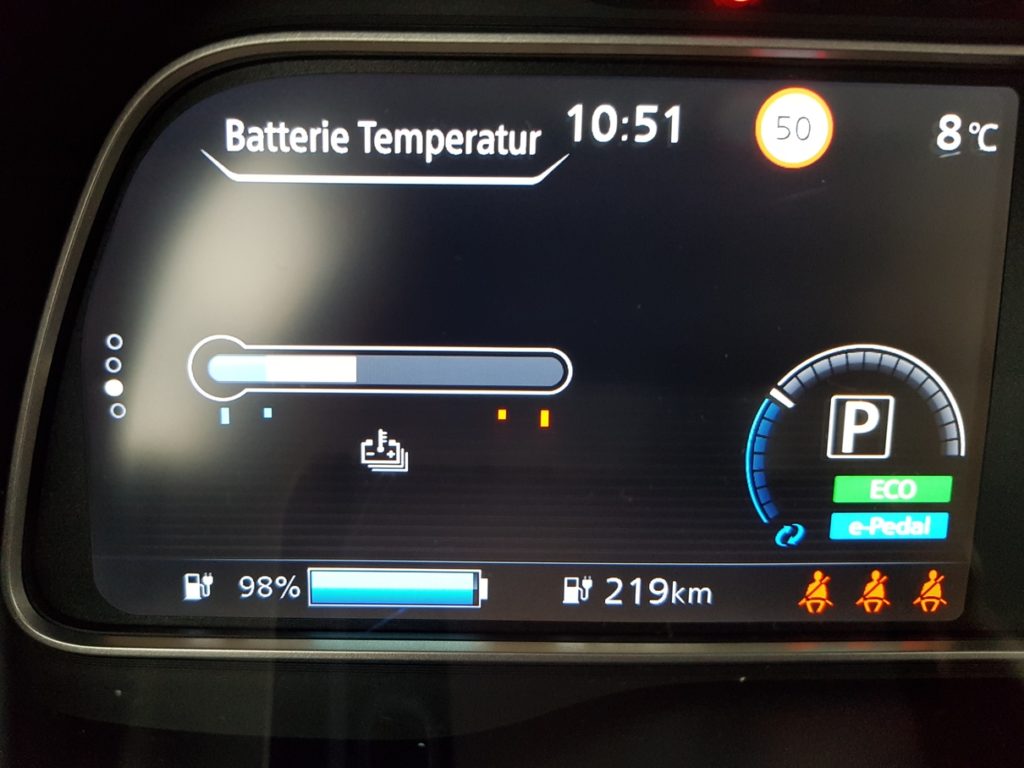 Batterietemperatur im normalen Bereich, Auto war in der Garage und zeigt daher noch 8° Außentemperatur an, es war außen aber viel kälter