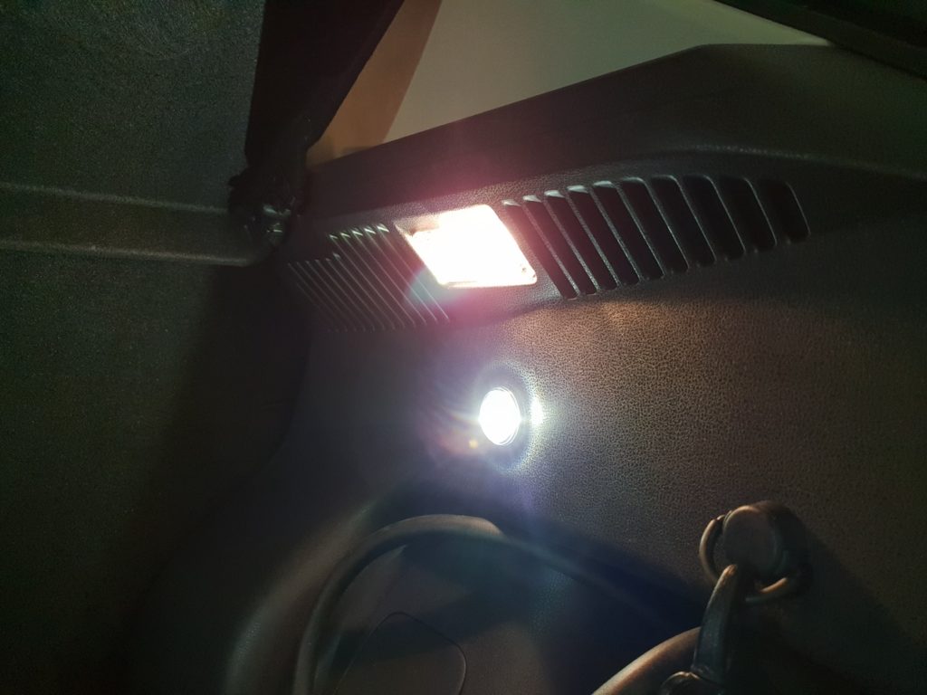 Oben - W5W Philips WhiteVision, darunter die runden LED Lampen des Nissan Upgrades. WhiteVision? Noe.