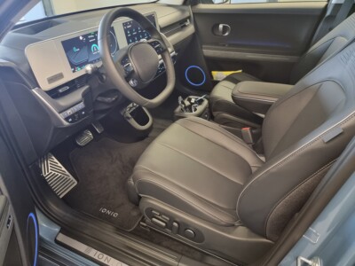 Innenraum mit schwarzen Sitzen