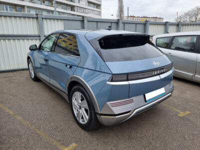 am Parkplatz von Profi Reifen bei der Einlagerung der Sommerreifen