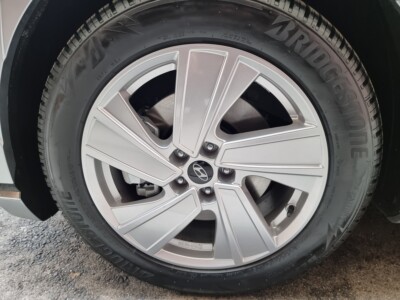 erhaltende Standard-Hyundai Felgen (versprochen waren die schwarz/matten)