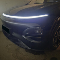 Weißes LED-Band vorne aktiv bei Begrenzungslicht & Abblendlicht