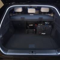 Die LED-Leuchte wird einfach unter die Gummiabdichtung geschoben. Zuerst war ich skeptisch ob das hält, aber ja tut es. Und man sieht nun definitiv mehr, da das Licht auch von oben runterstrahlt.